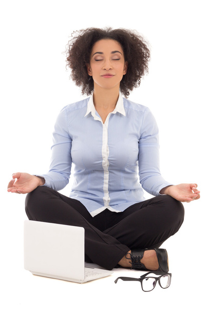mulher de negócios de afro-americana linda feliz sentado no yoga  - Foto, Imagem