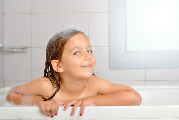 Mädchen in einer Badewanne - Foto, Bild