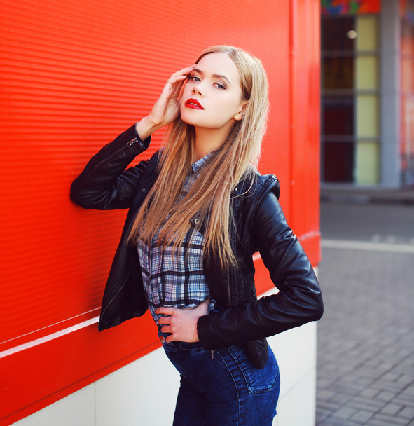 Fashion portrait of sexy beautiful blonde woman with red lipstic - Foto, afbeelding
