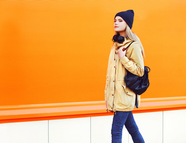 Outdoor fashion portrait of stylish hipster cool girl walking in - Foto, imagen