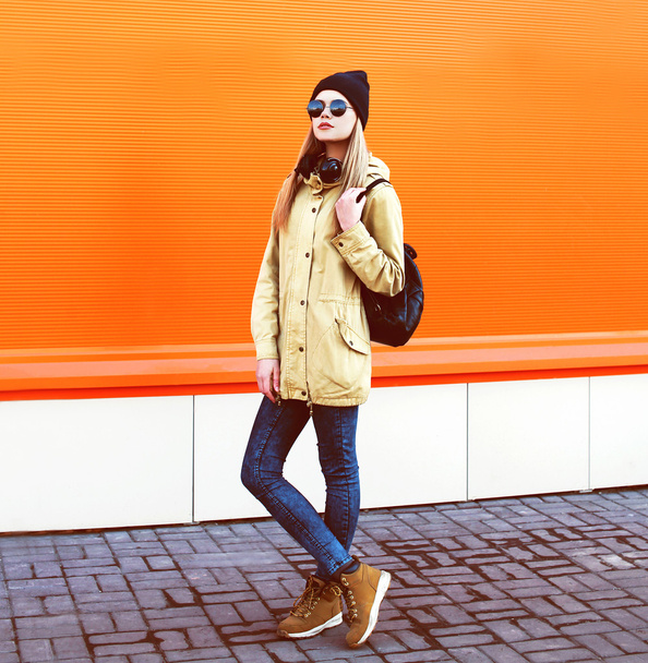 Street fashion concept - stylish hipster girl in the city agains - Φωτογραφία, εικόνα