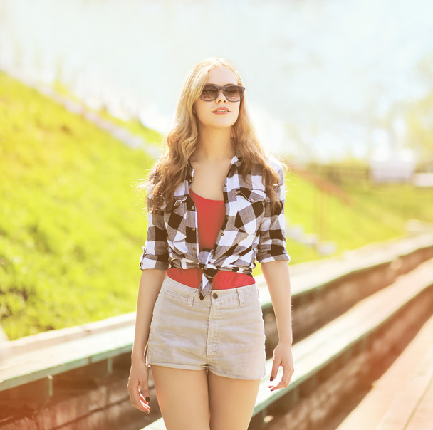 Sunny portrait of stylish pretty woman in sunglasses outdoors - Foto, Imagen