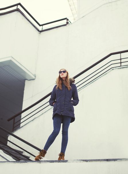 Γυναίκα hipster αστικής μόδας σε εξωτερικούς χώρους στην πόλη - Φωτογραφία, εικόνα