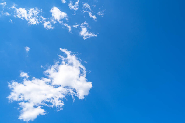 Pěkná modrá letní obloha s mraky  - Fotografie, Obrázek