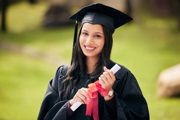 Αποφοίτηση, πορτρέτο και ευτυχισμένη γυναίκα με δίπλωμα υπαίθρια για επίτευξη, επιτυχία ή να γιορτάσουν στο κολέγιο πανεπιστημιούπολη. Πρόσωπο, φοιτητής ή απόφοιτος με πιστοποιητικό μετακινηθείτε στον κήπο για την εκπαίδευση στη Βραζιλία. - Φωτογραφία, εικόνα