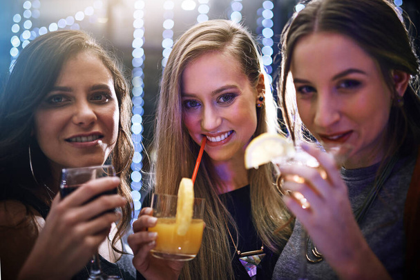 Barátok, boldog és portré klubban party, esemény vagy éjszakai élet, kötődés és barátság szórakoztató vagy nevetés. Nő, alkohol és nightclub az ünneplés, a születésnap és a társasági ital izgalmára. - Fotó, kép