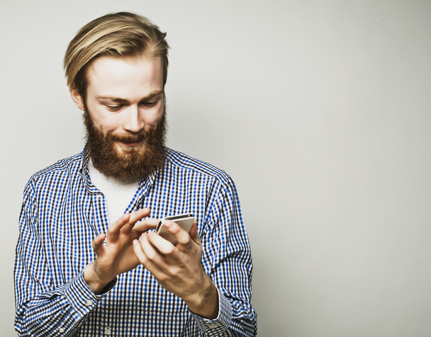 young bearded man with mobile phone - Foto, afbeelding