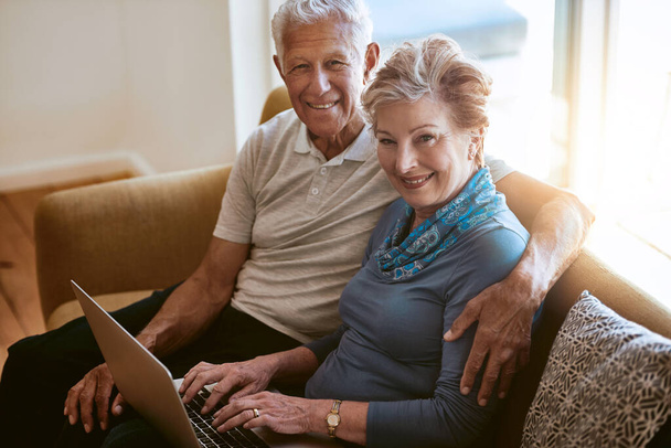 Šťastný starší pár, portrét a pohovka s notebookem pro prohlížení, on-line nakupování nebo finance doma. Starší muž, žena a úsměv na penzijní nebo penzijní fond na počítači v obývacím pokoji v domě. - Fotografie, Obrázek