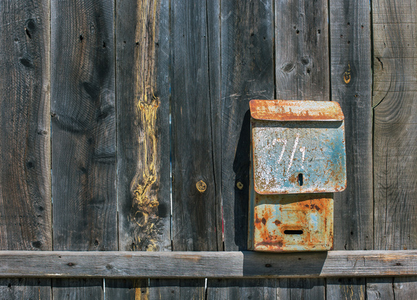 Stare skrzynki pocztowej na płot - Zdjęcie, obraz