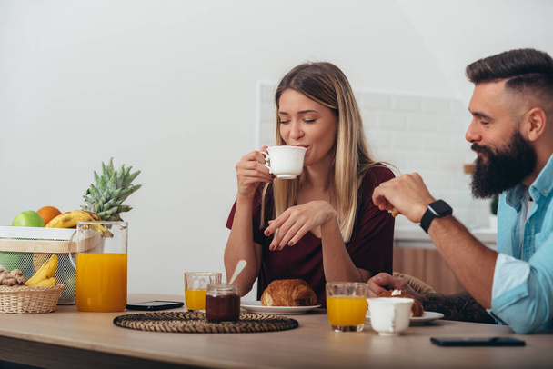 Foto cortada de um jovem casal tomando café da manhã em casa - Foto, Imagem