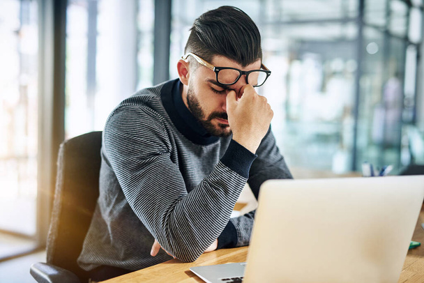 Üzletember, szemfeszültség és fejfájás laptoppal az irodában, kiégett, stresszes és túlhajszolt asztallal. Szakmai, munkavállalói és kellemetlen érzés a munkaidő, migrén és frusztrált szemüvegek. - Fotó, kép
