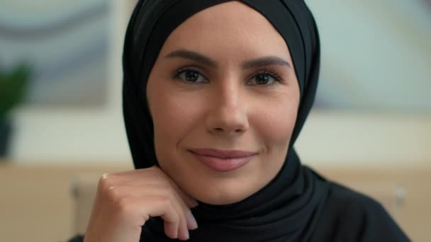 Arabische moslim islamitische vrouw in zwarte hijab gelukkig vrolijke zakenvrouw werkgever vreugdevol meisje gezond gezicht glimlach kieskeurig dame islam religie geloof op zoek omhoog dromen glimlachende vrouw zakelijke portret - Video