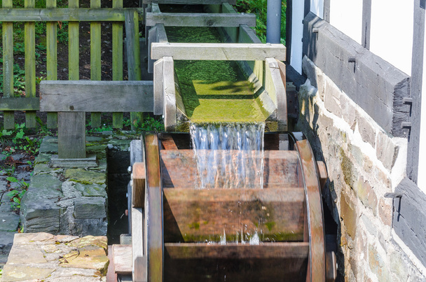 Roue du moulin à eau en fonctionnement
 - Photo, image