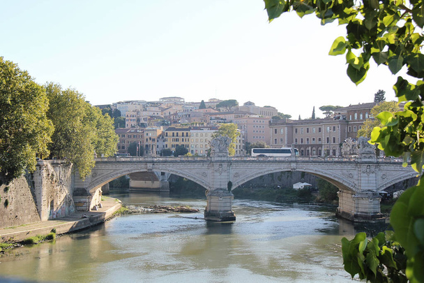 Rooma, Italia - syyskuu 13 2022: Rooma kaupunkikuva Panorama Ponte Vittorio Emanuele II ja Tiberis tai Tevere River View - Valokuva, kuva