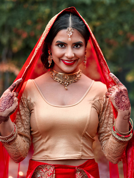 Indische, bruid en bruiloft sluier portret voor viering en huwelijk met mode en stijl. Sieraden, make-up en vrouw met traditionele cultuur en henna met jurk met hindoe religie en erfgoed. - Foto, afbeelding
