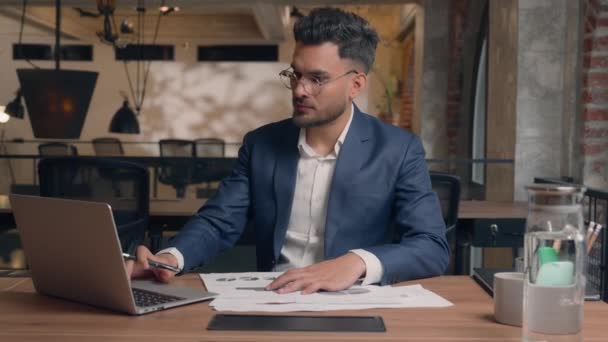 Arabský indián muž etnický muž usměvavý podnikatel pracující notebook na pracovišti šťastný ukazující palec nahoru gesto zvedl prst schválit dobrý výsledek obchodní úspěch doporučit společnost - Záběry, video