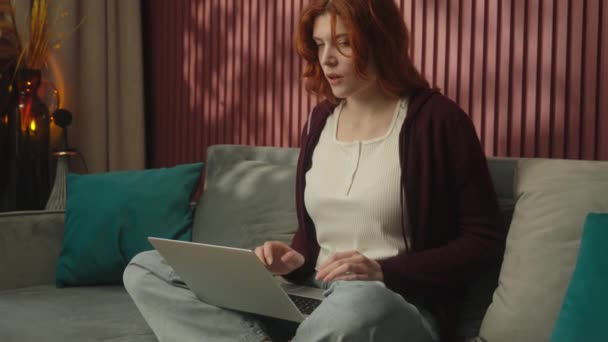 kaukaska kobieta freelancer businesswoman laptop komputer online praca z domu wyczerpany przepracowany stres źle dziewczyna kobieta trzymać głowa masaż ból ból głowy migrena problem zdrowotny - Materiał filmowy, wideo