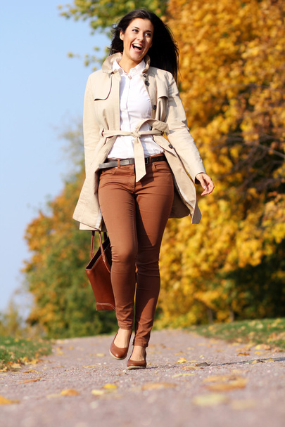 Walking woman in autumn park - Foto, imagen