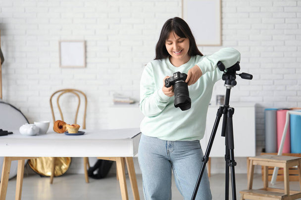 Žena jídlo fotograf s kamerou ve studiu - Fotografie, Obrázek