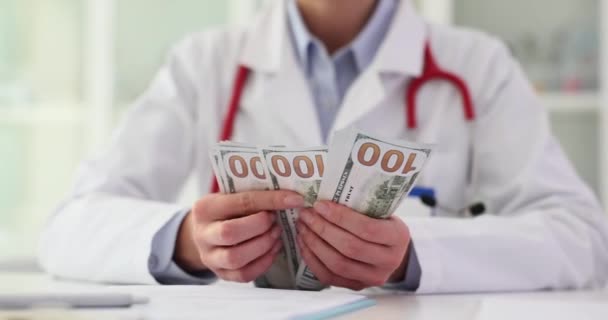 Le docteur compte l'argent au travail à la clinique. Corruption et corruption en médecine - Séquence, vidéo