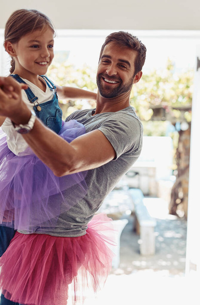Isä, tyttö ja onnellinen tanssia kotona tutu hame hauskaa, tukea ja lapsen kehitystä tai kasvua. Vanhemman, lapsen ja hymyn isä ilolla tai nauraa mukavuutta, luottamusta ja viihdettä tai pelata. - Valokuva, kuva
