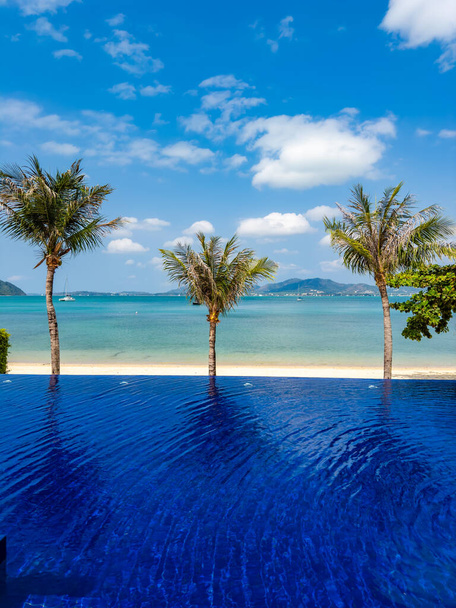 Вид з басейну на пляж Панва в Пхукет, Таїланд, південно-східна Азія - Фото, зображення