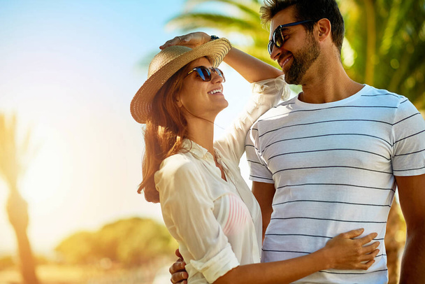 Relatie, mensen en blij op knuffel in de buitenlucht met een zonnebril voor de zomervakantie, ontspannen en plezier in Spanje. Paar, liefde en glimlach met ondersteuning op vakantie, reis en reis samen als soulmate. - Foto, afbeelding