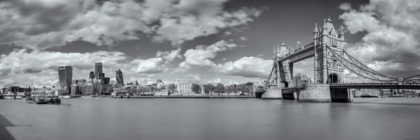 B & W vista panorâmica da Tower Bridge e Torre de Londres
 - Foto, Imagem