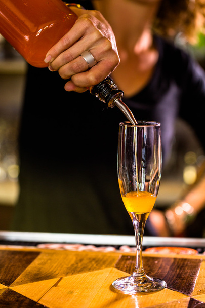 Baarimikko tekee Bellini cocktailin
 - Valokuva, kuva