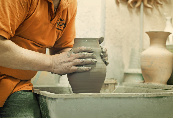 Personas en el trabajo: la producción de jarrones de cerámica en un Potter 's wh
 - Foto, Imagen