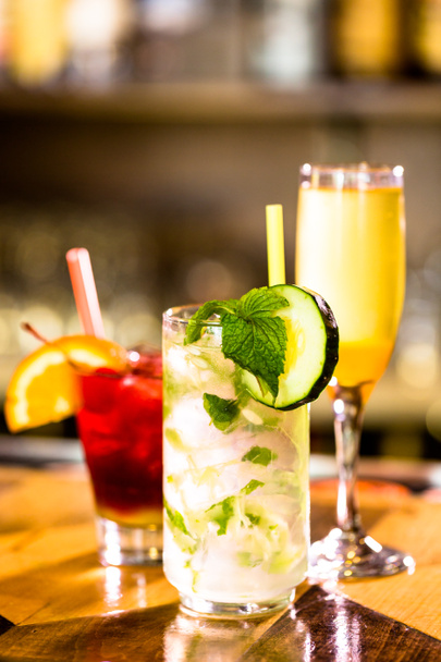 Cocktail coloré au-dessus du bar
 - Photo, image
