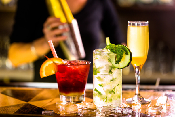 Värikäs cocktail päälle bar
 - Valokuva, kuva