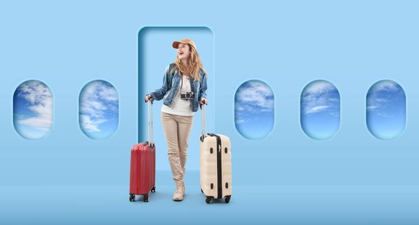 Gülümseyen mutlu genç kadın turist, tramvay valizi ve boynundaki kamerayla seyahat ediyor, arka planda uçak pencerelerinin grafikleriyle izole edilmiş. Online uçuş bileti rezervasyonu kavramı - Fotoğraf, Görsel