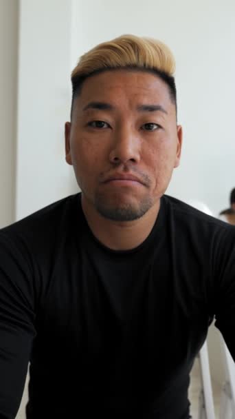 Egy ázsiai szőke férfi POV-ja, aki hallgatja a diákokat az online konferencián integetve, hogy értsenek egyet. Szakmai mentor ül az asztalnál irodai közelkép Függőleges lövés. - Felvétel, videó