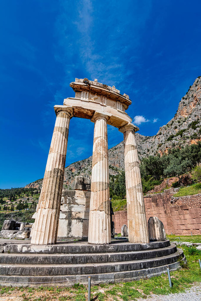 Athena Pronaia Tholos maradványai a Delphi telephelyen. Delphi Tholos a Delphi-i Athena Pronaia Menedék ősi épületei közé tartozik.. - Fotó, kép