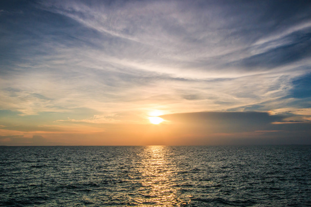 západ slunce a moře vlny - Fotografie, Obrázek