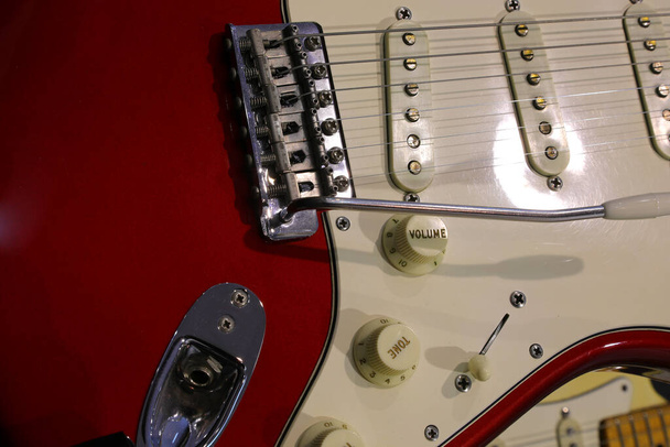 Részlet elektromos gitár kar kar, hogy használják, hogy hozzon létre a vibrato hatás úgynevezett tremolo kar és hangerő gomb - Fotó, kép