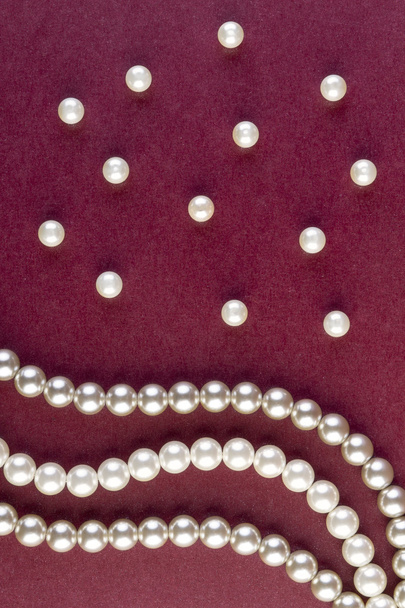 Серебряный и белый жемчуг ожерелье на темно-красный
  - Фото, изображение