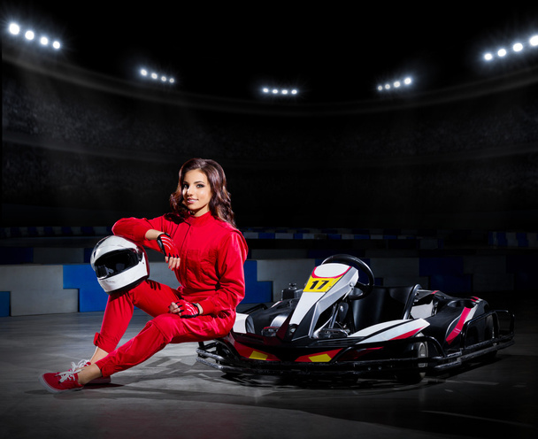Young girl karting driver - Foto, afbeelding