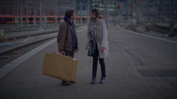 Afscheid van twee trieste mensen die afscheid nemen op het treinstation - Video