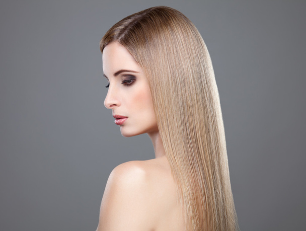 Profil einer Schönheit mit langen glatten Haaren - Foto, Bild
