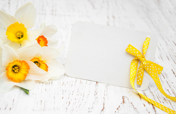 daffodil flowers with card - Foto, afbeelding