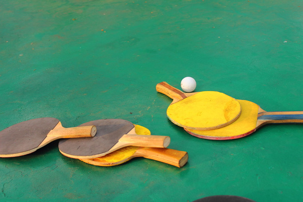 raquetas de tenis de mesa con una pelota
 - Foto, Imagen