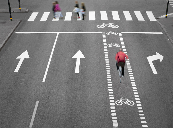 Ulica z ścieżka rowerowa - Zdjęcie, obraz