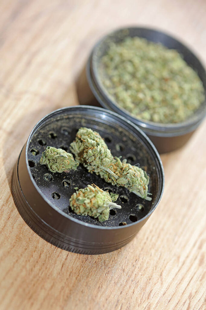 Weed molinillo negro de cerca macro marihuana médica instantánea stock fotos imágenes y fondos impresiones de gran tamaño de alta calidad - Foto, imagen