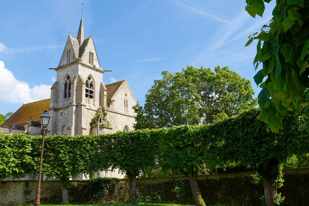 Crecy-la-Chapelle 'deki Notre-Dame de l Assomption kolej kilisesi 800. yılını kutlayan gotik bir Brie mücevheridir.. - Fotoğraf, Görsel