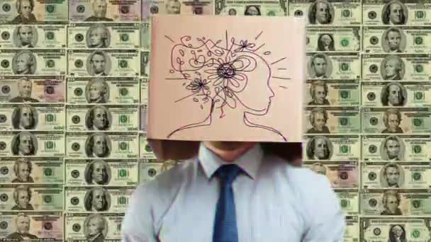 お金の背景に対する頭のボール紙箱の混乱したビジネスマン - 映像、動画