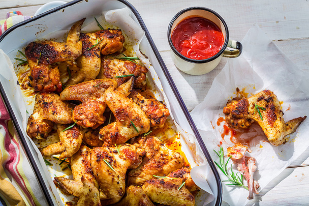 Κοτόπουλο φτερούγες πικάντικες με βότανα και σάλτσα - Φωτογραφία, εικόνα