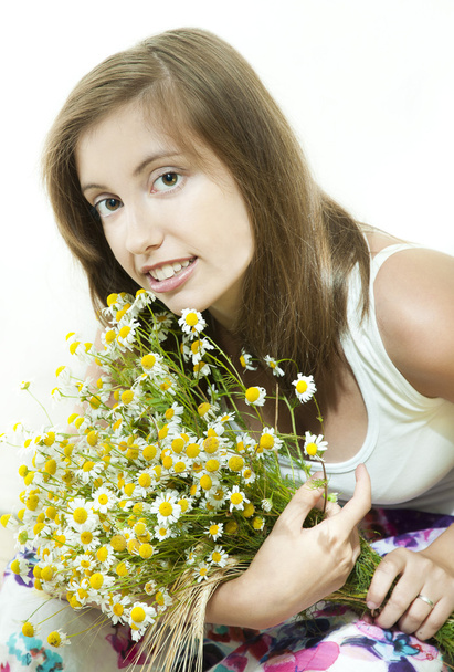 Brunette girl with bouquet of daisy - Фото, зображення