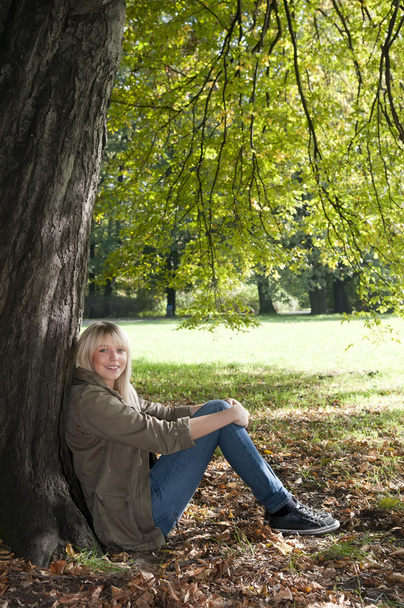 Young woman sitting in the park - Foto, afbeelding